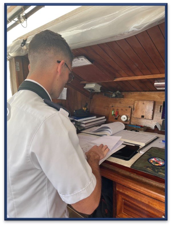 Guardiamarina trabajando en puente.